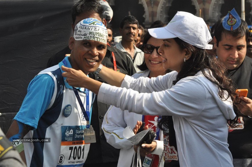 Bolly Celebs at Mumbai Marathon 2013 Event - 8 / 82 photos