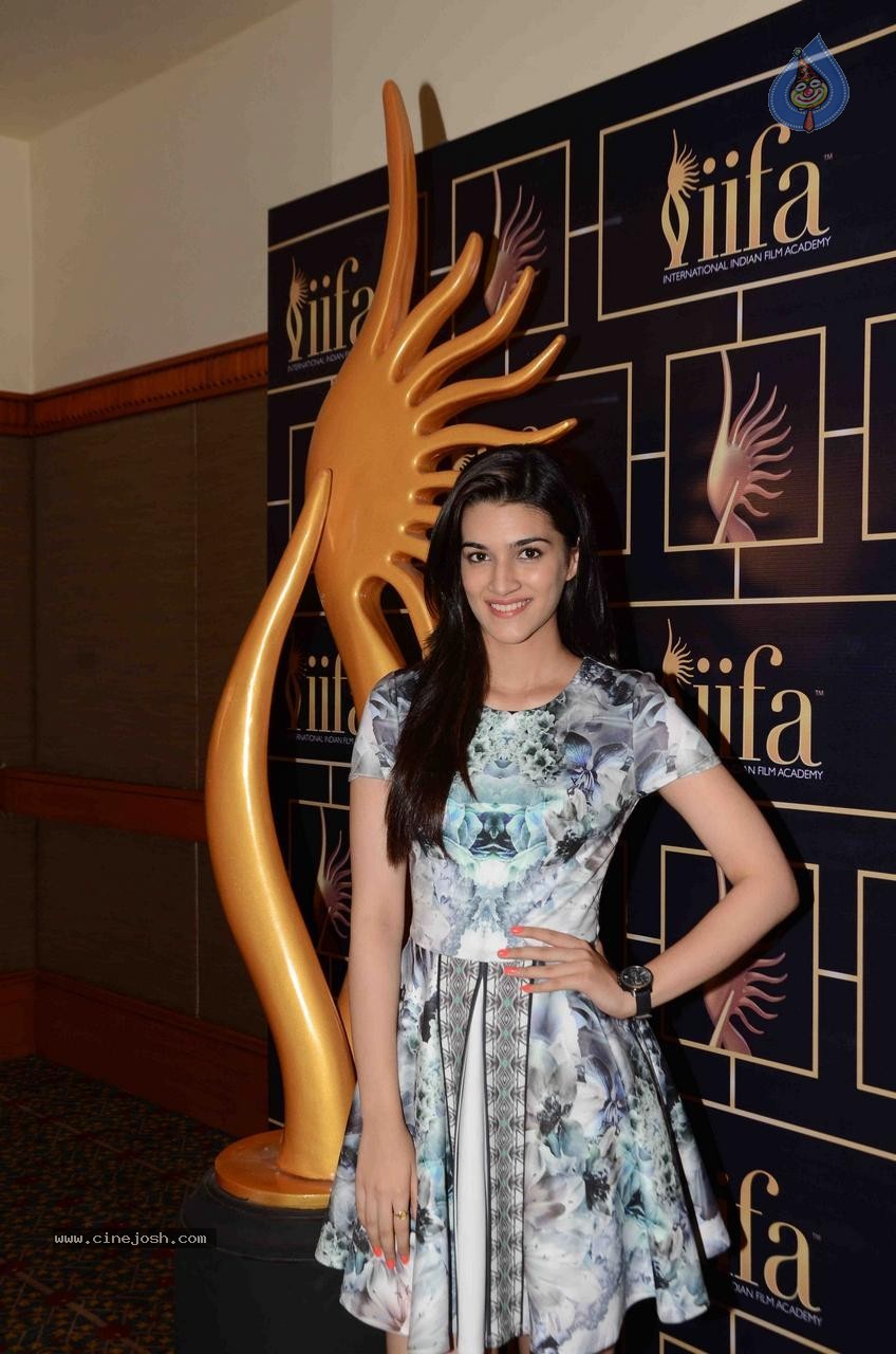 Bolly Celebs at The 16th IIFA Voting Weekend - 6 / 86 photos