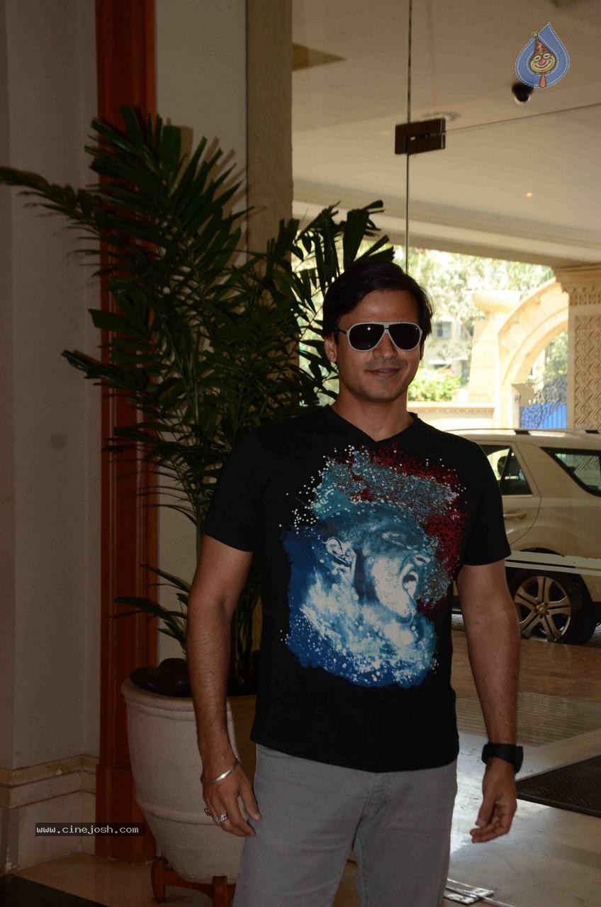 Bolly Celebs at The 16th IIFA Voting Weekend - 9 / 86 photos