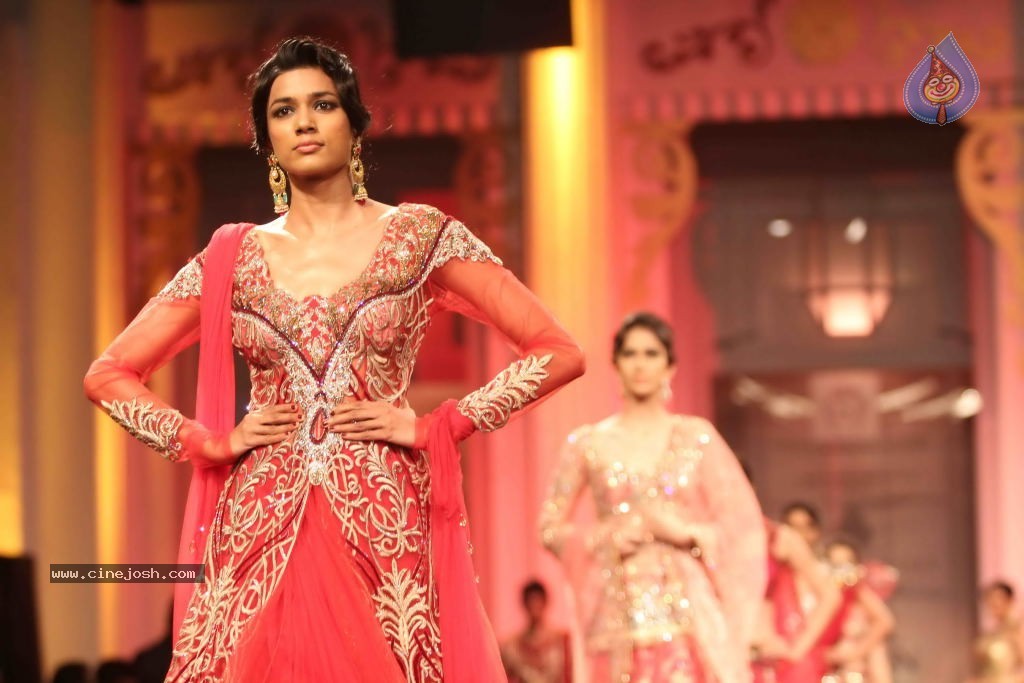 Bolly Celebs Walks the Ramp at AVIBFW- 01 - 6 / 118 photos