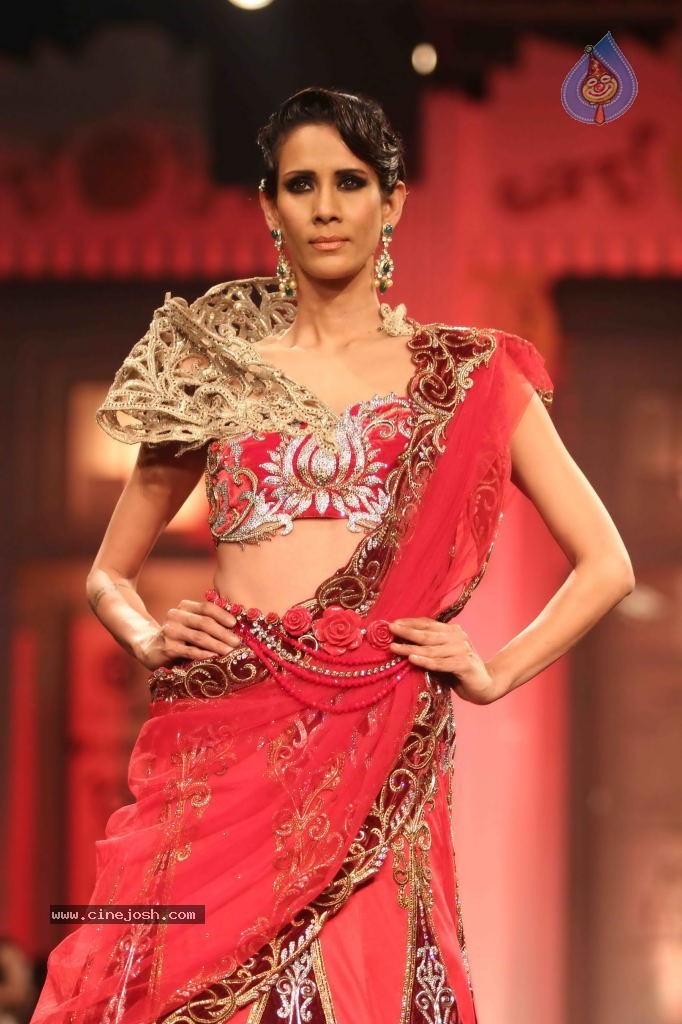 Bolly Celebs Walks the Ramp at AVIBFW- 01 - 10 / 118 photos