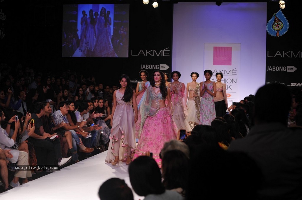 Bolly Celebs Walks the Ramp at LFW 2014 - 15 / 78 photos