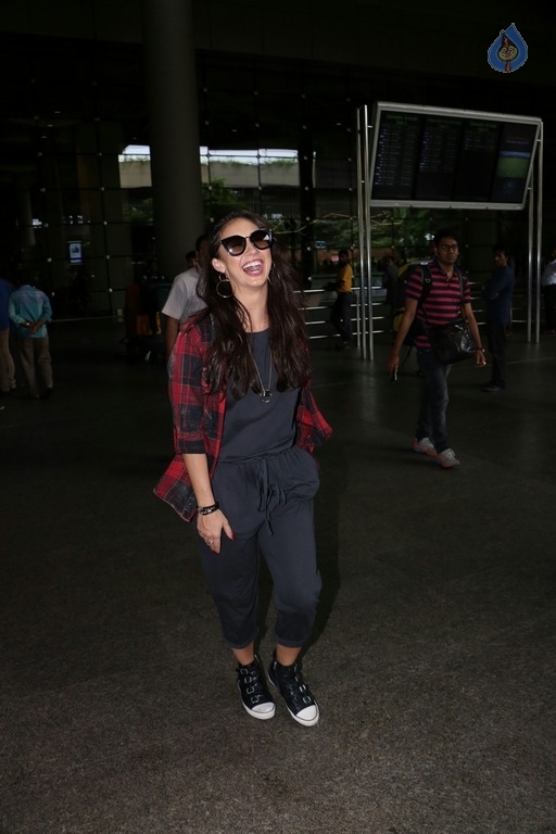 Bollywood Celebrities at Airport - 2 / 41 photos