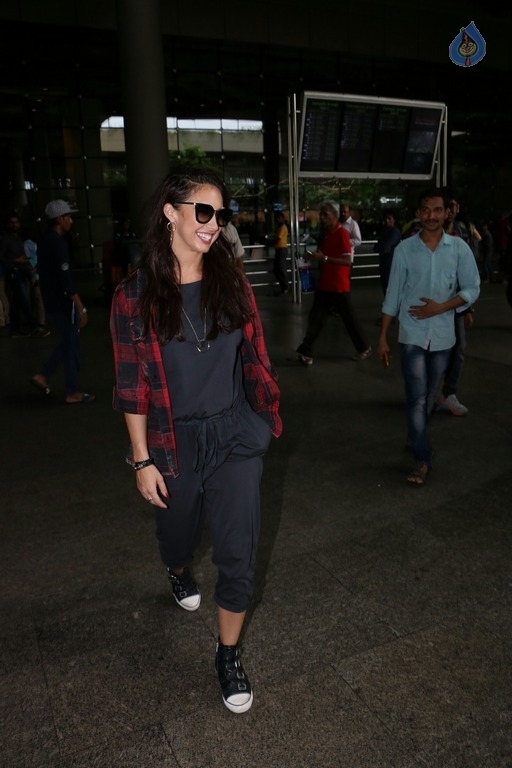 Bollywood Celebrities at Airport - 6 / 41 photos