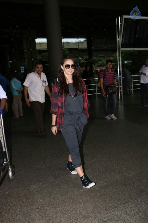 Bollywood Celebrities at Airport - 7 / 41 photos