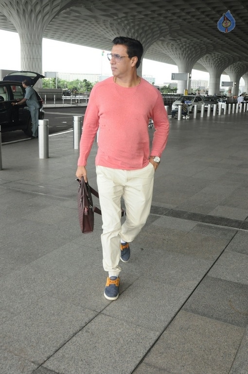 Bollywood Celebrities at Airport - 20 / 41 photos