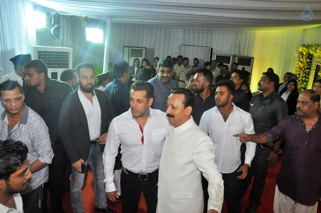 Bollywood Celebrities At Baba Siddique Iftar Party - 10 / 78 photos