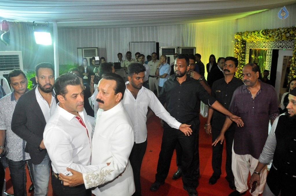 Bollywood Celebrities At Baba Siddique Iftar Party - 17 / 78 photos