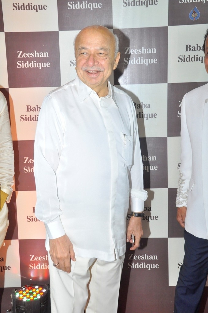 Bollywood Celebrities At Baba Siddique Iftar Party - 20 / 78 photos
