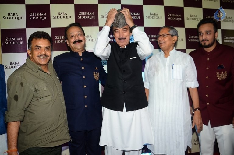 Bollywood Celebrities at Baba Siddique Ifter Party 2 - 7 / 63 photos