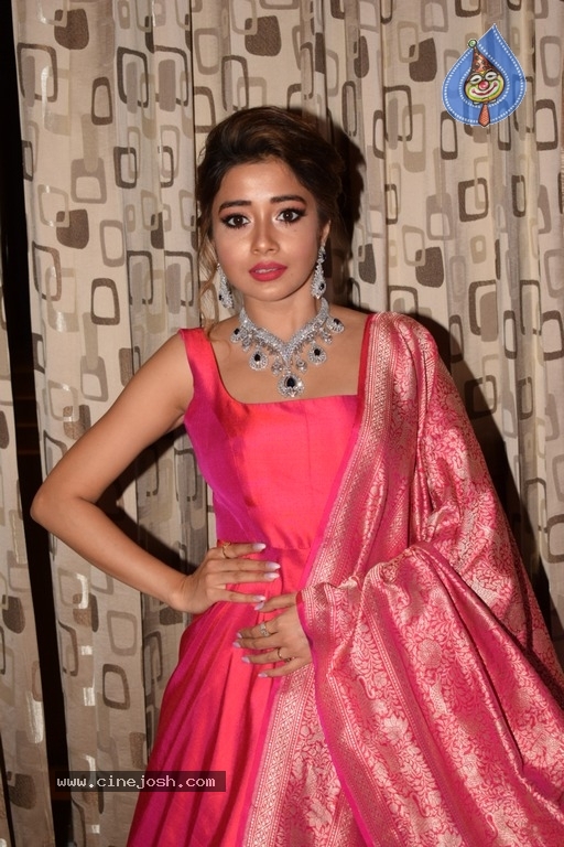 Bollywood Celebrities At Beti Flo GR8 Awards 2018 - 14 / 27 photos