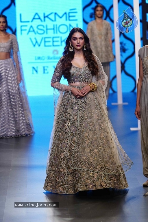 Bollywood Celebrities At Lakme Fashion Week - 2 / 14 photos