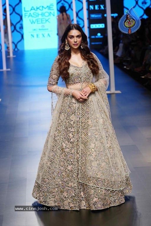 Bollywood Celebrities At Lakme Fashion Week - 12 / 14 photos