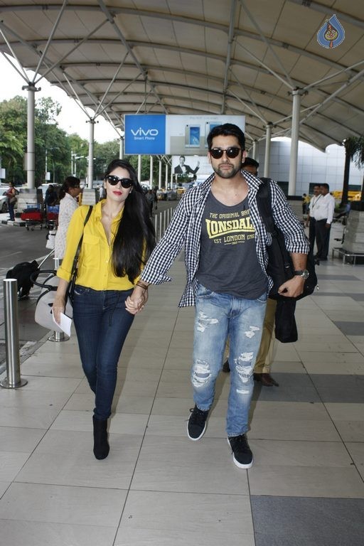 Bollywood Celebrities at Mumbai Airport - 11 / 36 photos