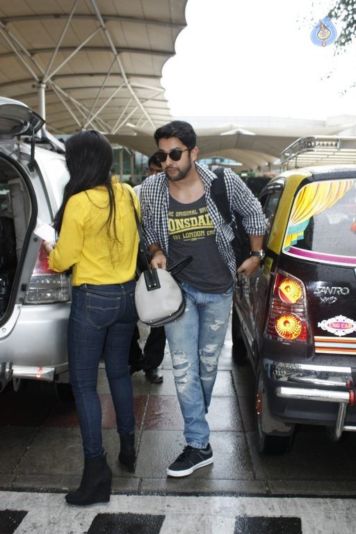 Bollywood Celebrities at Mumbai Airport - 17 / 36 photos