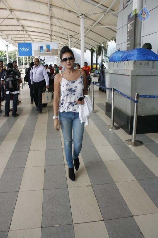 Bollywood Celebrities at Mumbai Airport - 19 / 36 photos