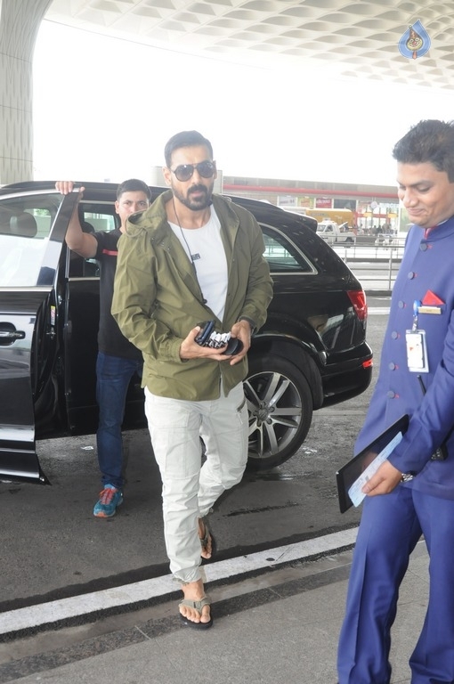 Bollywood Celebrities at Mumbai Airport - 1 / 40 photos