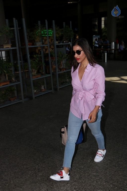 Bollywood Celebrities at Mumbai Airport - 2 / 40 photos