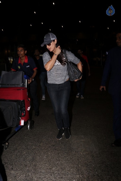 Bollywood Celebrities at Mumbai Airport - 3 / 40 photos