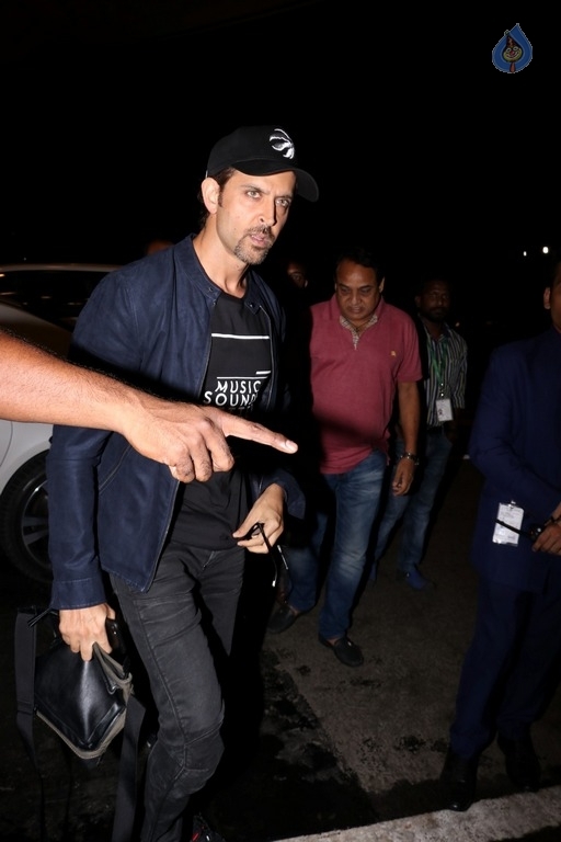 Bollywood Celebrities at Mumbai Airport - 11 / 40 photos
