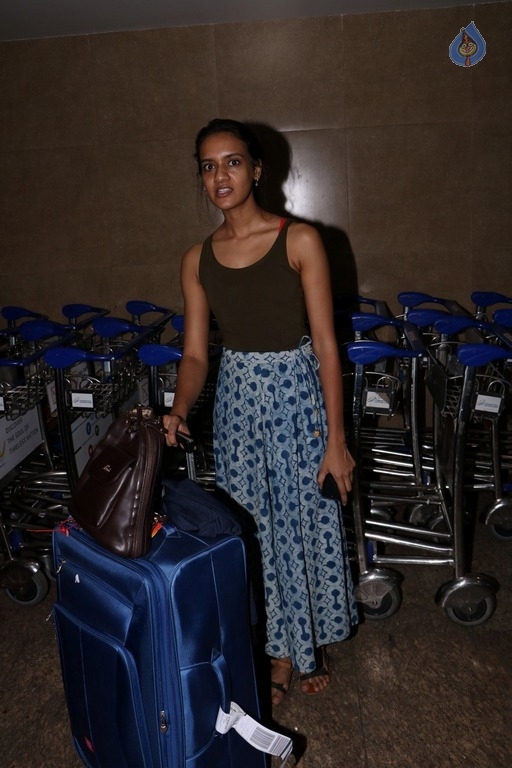 Bollywood Celebrities at Mumbai Airport - 15 / 40 photos