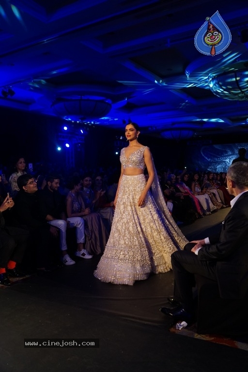Bollywood Celebrities Ramp Walk At The Mijwan Fashion Show 2018 - 14 / 19 photos
