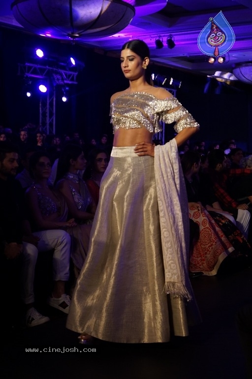 Bollywood Celebrities Ramp Walk At The Mijwan Fashion Show 2018 - 18 / 19 photos