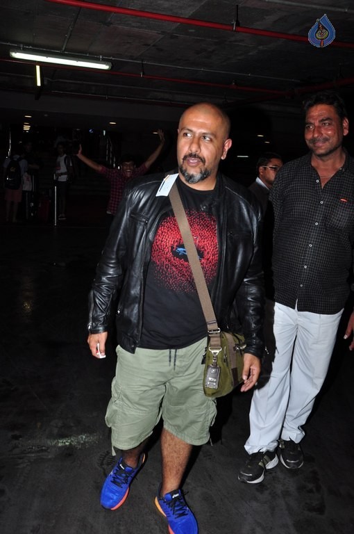 Bollywood Celebrities Spotted at Airport - 5 / 34 photos