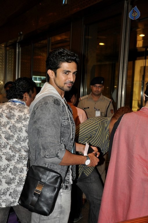 Bollywood Celebrities Spotted at Airport - 8 / 34 photos