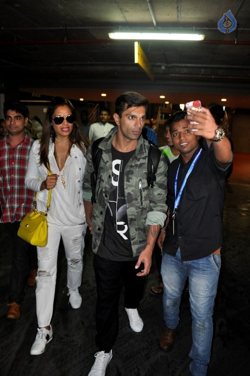 Bollywood Celebrities Spotted at Airport - 11 / 34 photos