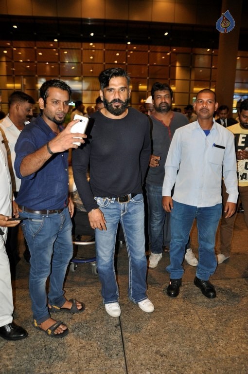 Bollywood Celebrities Spotted at Airport - 14 / 34 photos