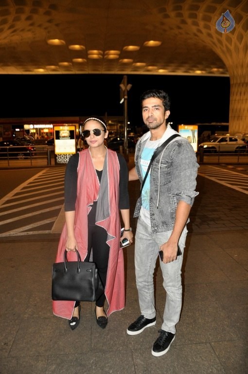 Bollywood Celebrities Spotted at Airport - 16 / 34 photos