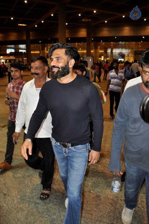 Bollywood Celebrities Spotted at Airport - 17 / 34 photos