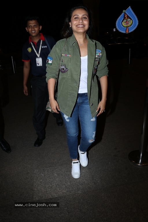 Bollywood Celebrities Spotted at Airport - 4 / 28 photos