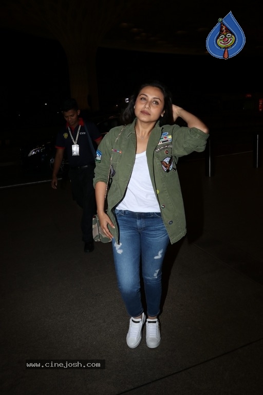 Bollywood Celebrities Spotted at Airport - 6 / 28 photos