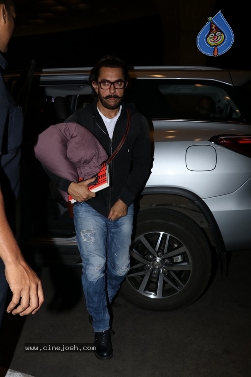 Bollywood Celebrities Spotted at Airport - 11 / 28 photos