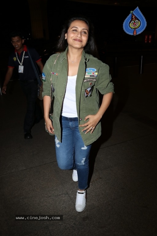 Bollywood Celebrities Spotted at Airport - 15 / 28 photos