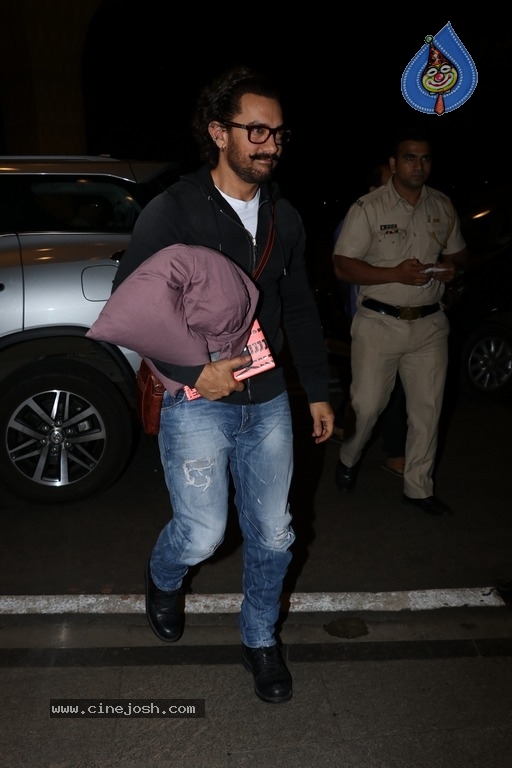 Bollywood Celebrities Spotted at Airport - 17 / 28 photos