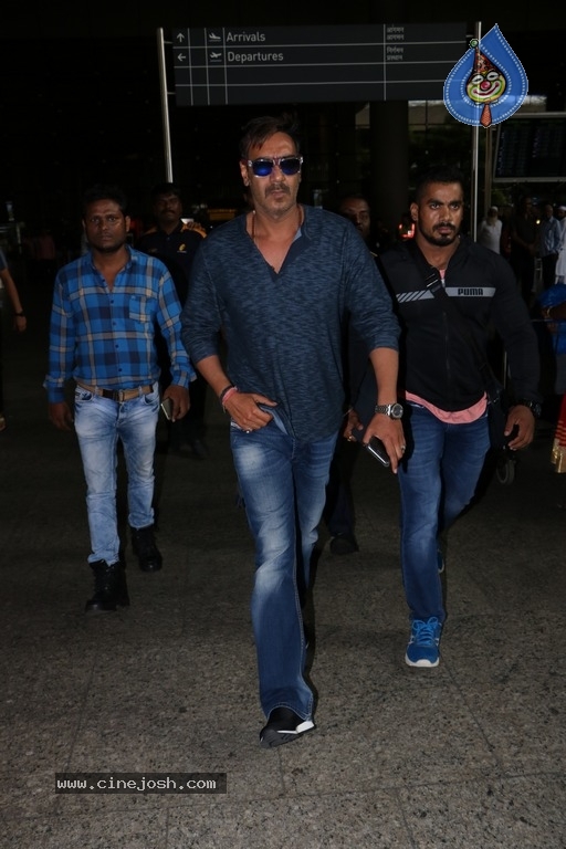 Bollywood Celebrities Spotted at Airport - 19 / 28 photos