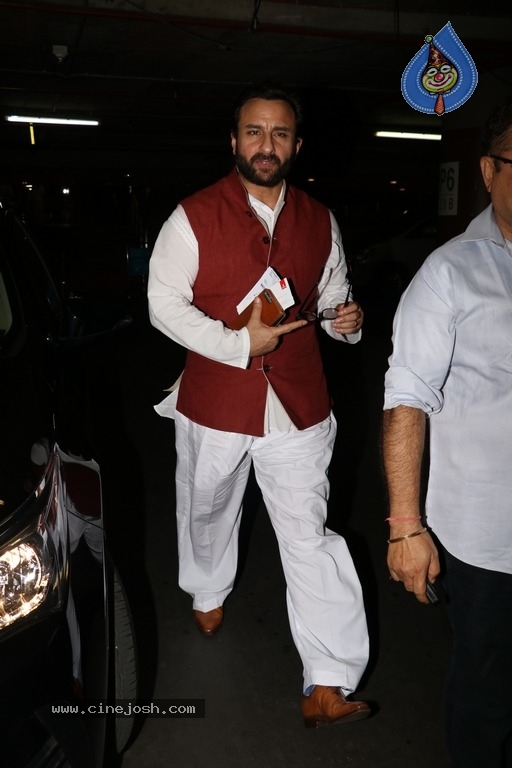 Bollywood Celebrities Spotted at Airport - 21 / 28 photos