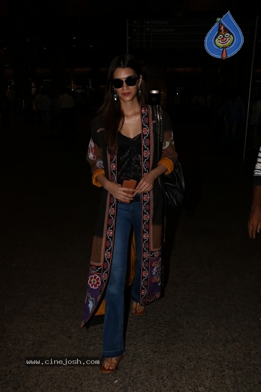 Bollywood Celebrities Spotted at Airport - 11 / 39 photos