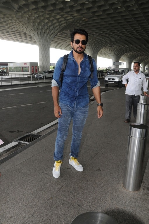 Bollywood Celebrities Spotted at Airport  - 9 / 9 photos