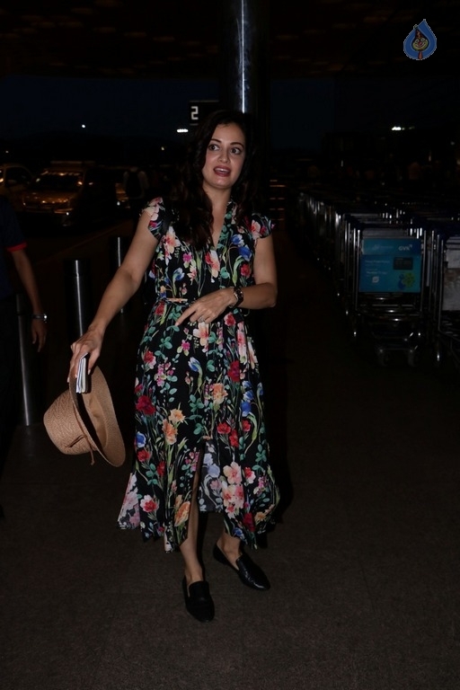 Bollywood Celebrities Spotted at Airport - 4 / 63 photos