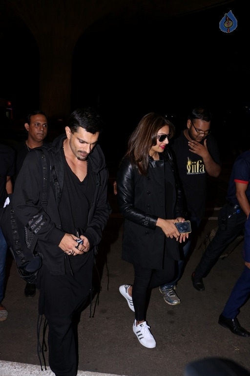 Bollywood Celebrities Spotted at Airport - 14 / 63 photos