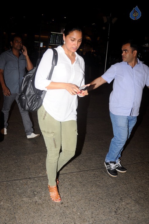 Bollywood Celebrities Spotted at Airport - 1 / 41 photos