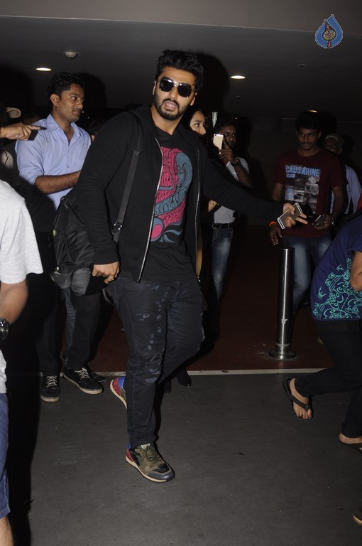 Bollywood Celebrities Spotted at Airport - 8 / 41 photos