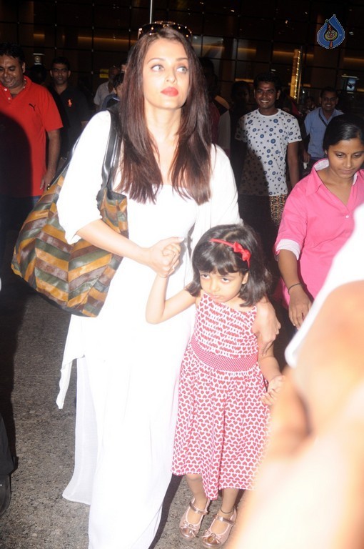 Bollywood Celebrities Spotted at Airport - 9 / 41 photos