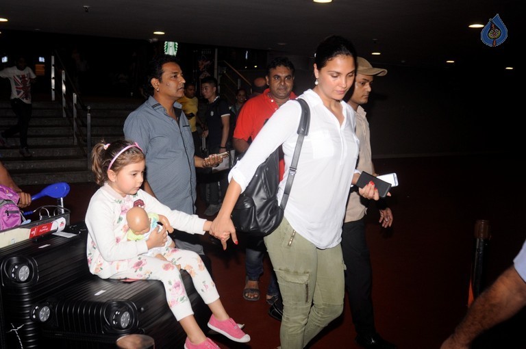 Bollywood Celebrities Spotted at Airport - 12 / 41 photos