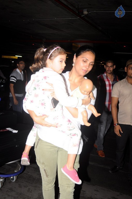 Bollywood Celebrities Spotted at Airport - 13 / 41 photos