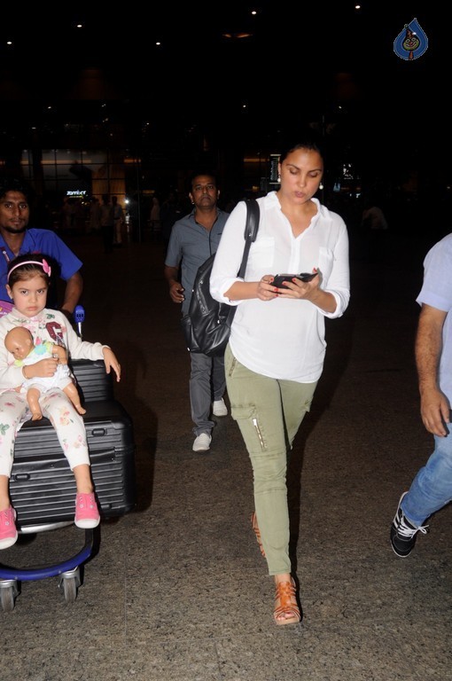 Bollywood Celebrities Spotted at Airport - 16 / 41 photos